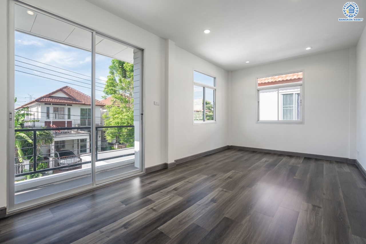 บ้านมือสองตกแต่งใหม่ ม.ปารวีร์ เพชรเกษม63 บ้านแฝดฟังก์ชันระดับบ้านเดี่ยว เนื้อที่ 36 ตร.ว. ฟังก์ชัน 3 ห้องนอน 2 ห้องน้ำ 1 ที่จอดรถ บนพื้นที่ใช้สอย 133 ตร.ม. ทำเลศักยภาพ เชื่อมต่อหลายเส้นทาง ใกล้เดอะมอลล์บางแค จุดขึ้นทางด่วน "พระราม2" และรถไฟฟ้าสายสีน้ำเงิน "สถานีหลักสอง"